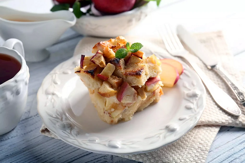 Шарлотка из хлеба с яблоками