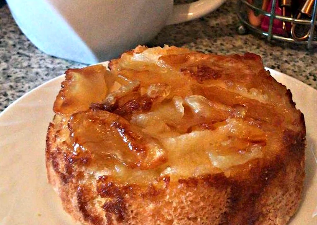 Шарлотка с карамелизированными яблоками в духовке