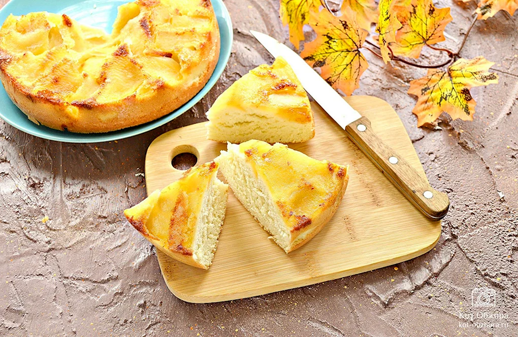Шарлотка с карамельными яблоками
