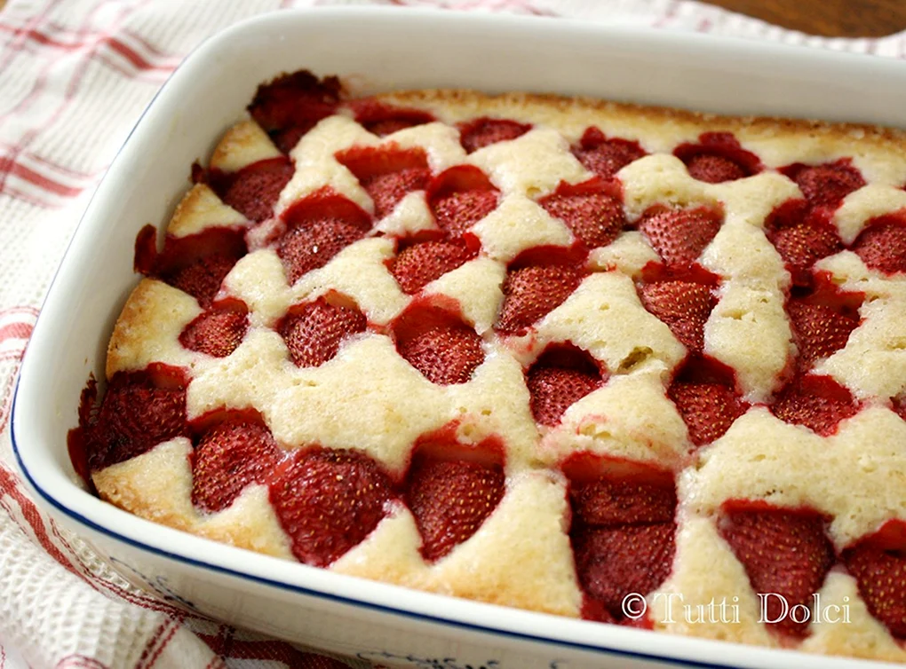 Шарлотка с клубникой