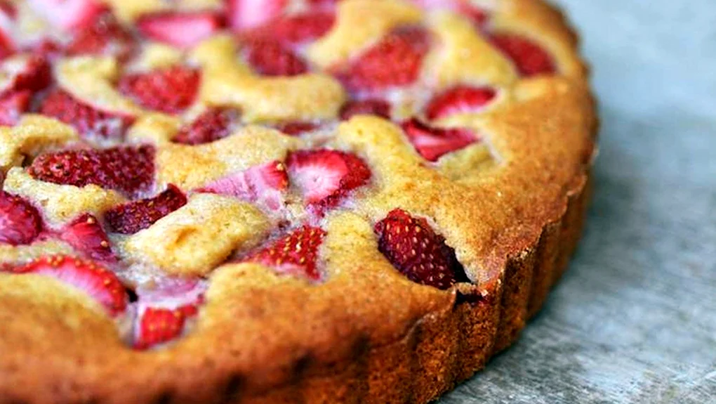 Шарлотка с клубникой
