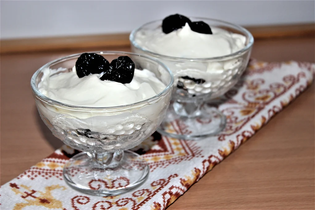 Сметана с черносливом и орехами десерт