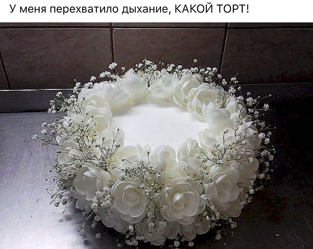 Свадебный торт украшенный гипсофилой