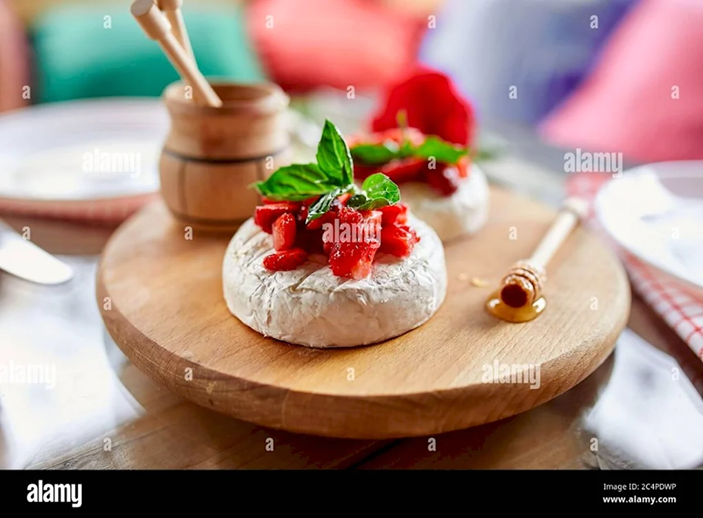 Сыр Бри с клубникой и базиликом
