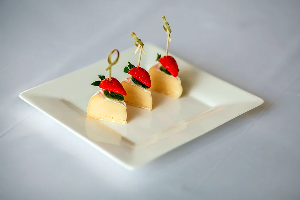 Сыр Бри с клубникой канапе