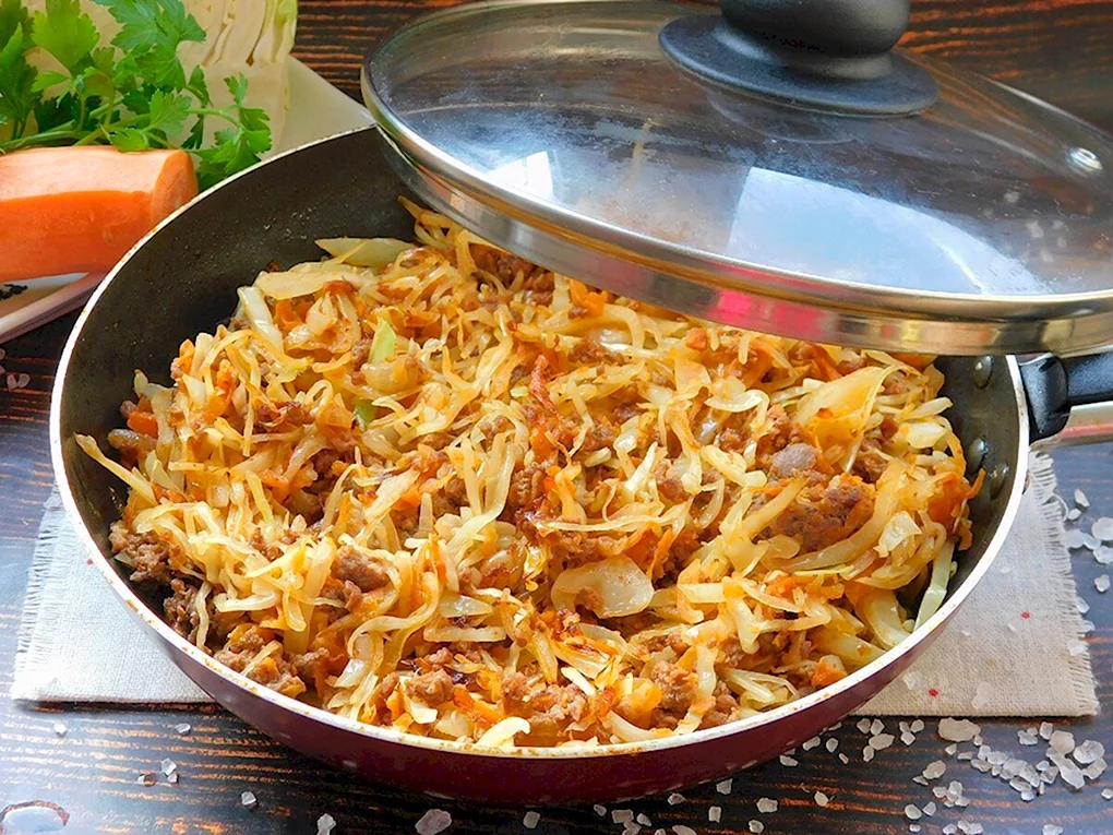 Тушёная капуста с курицей на сковороде