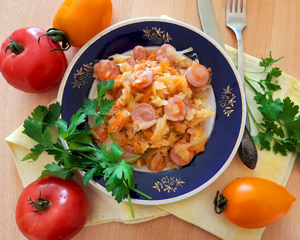 Тушёная капуста с сосисками