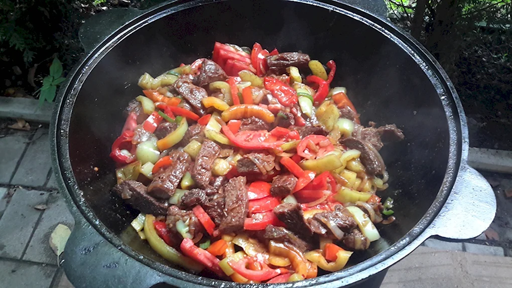 Вкусное блюдо в казане на костре
