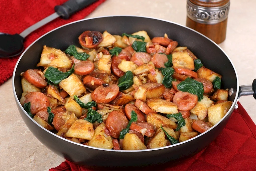 Жареная картошка с сосисками